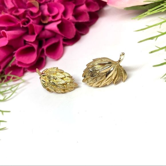 VINTAGE⚜️Brushed Golden Prickly Floral Clip Earrings - Picture 3 of 8